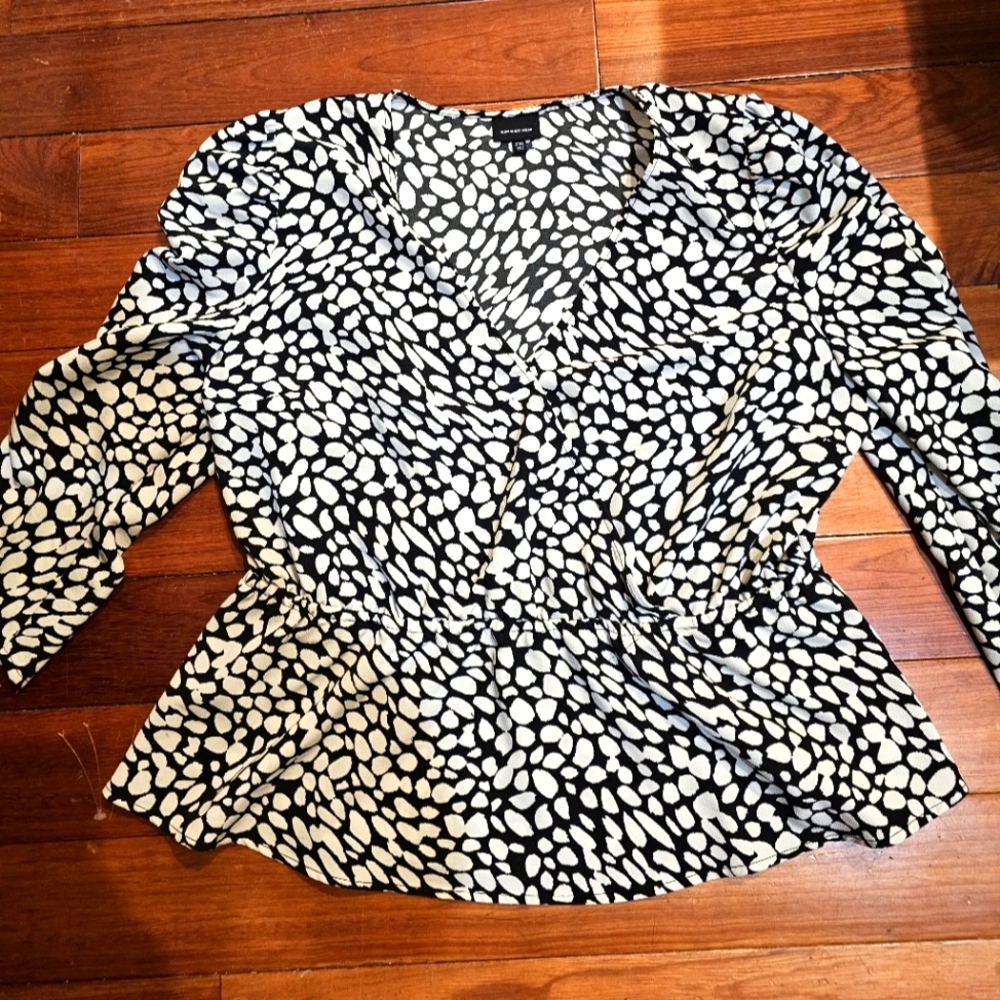 Who What Wear animal print peplum blouse EUC